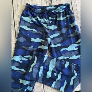 Sleepwear 2-piece set. Elastic waistband pants, long sleeve top. Size boys XL 16